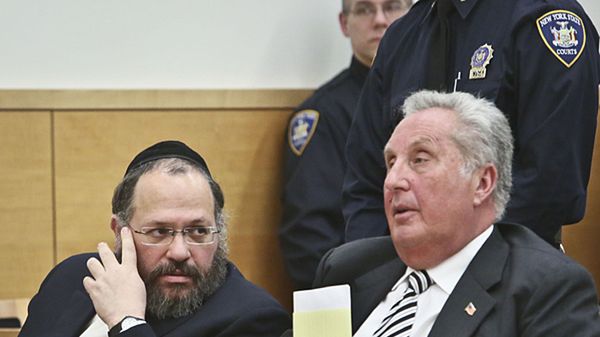 Nechemya Weberman,z lewej - ze swoim adwokatem