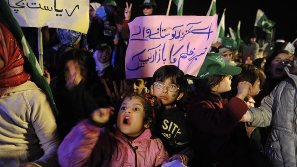 Tysiące Pakistańczyków uczestniczyło w ogromnej manifestacji kierowanej przez Tahirula Qadriego
