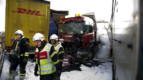Do karambolu doszło na drodze E 4 na północ od Helsingborga w południowej Szwecji