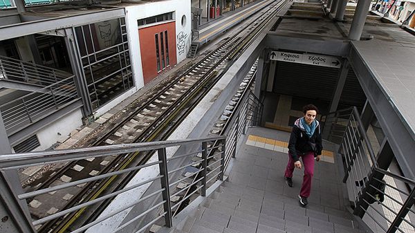 Kobietra na schodach nieczynnej stacji