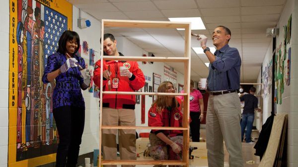 Barack Obama wraz żoną malował regały w szkole podstawowej w jednej z ubogich dzielnic Waszyngtonu