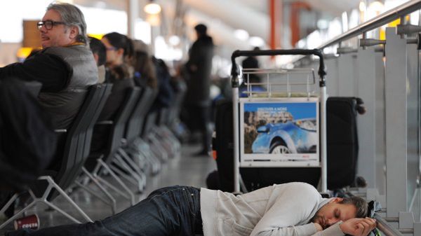 Kilkuset osób musiało spędzić noc na lotnisku