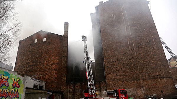 Dogaszanie pożaru niezamieszkanej kamienicy na warszawskiej Pradze przy ul. Wileńskiej.