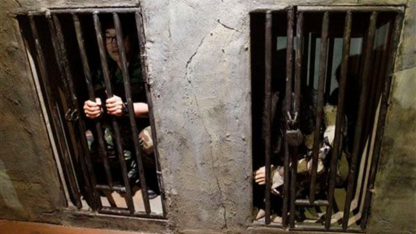 Żołnierze z Korei Południowej w replikach więziennych cel komunistycznej Północy