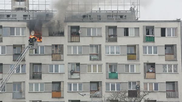 Pożar mieszkania w bloku przy ul. Targowej w Warszawie