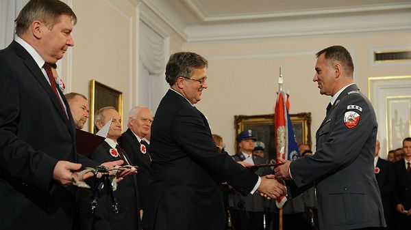 Adam Maruszczak podczas odbierania aktu mianowania na stopień generalski nadinspektora Policji z rąk prezydenta Bronisława Komorowskiego i ministra Jerzego Millera (zdj. arch.)