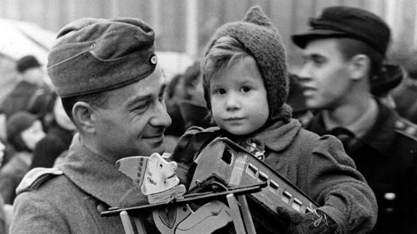 Zima 1942, niemiecki żołnierz Wehrmachtu z dzieckiem