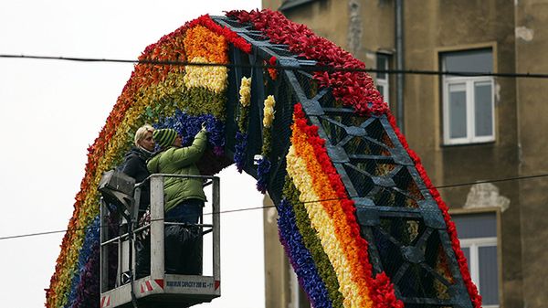 Uzupełnianie zniszczonych fragmentów "Tęczy" po podpaleniu w październiku 2012 r. (zdj. archiwalne)