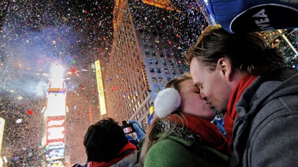 Tłum świętuje na nowojorskim Times Square