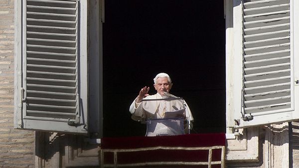 Papież Benedykt XVI podczas udzielania błogosławieństwa