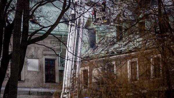 Akcja gaszenia pożaru na poddaszu zabytkowego pałacu w Chlewiskach