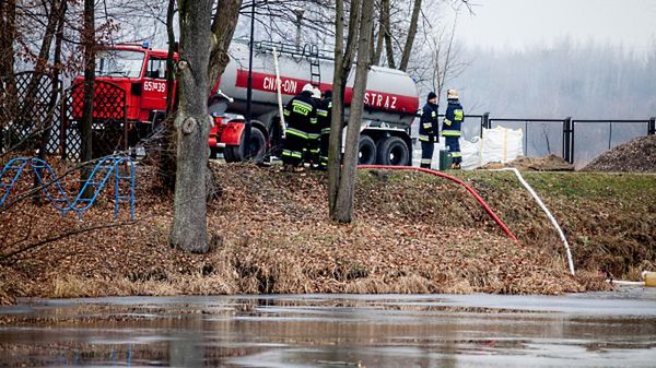 Akcja gaszenia pożaru na poddaszu zabytkowego pałacu w Chlewiskach