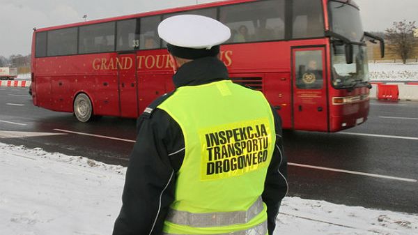 Inspektorzy Inspekcji Transportu Drogowego kontrolują autokary przewożące dzieci na zimowiska
