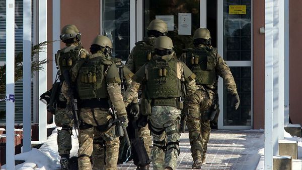 Antyterroryści wchodzą do mieszkania przy ul. Jagiellońskiej w Warszawie