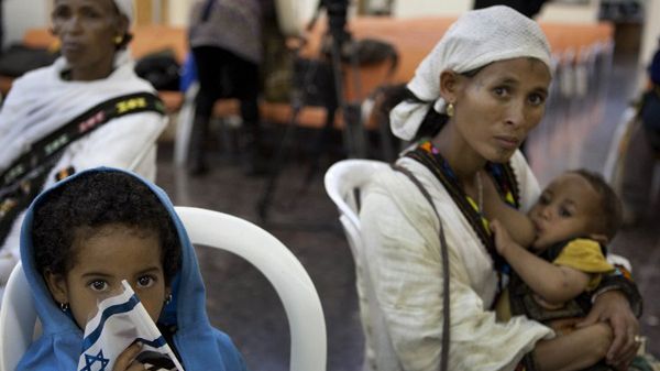 Etiopscy Żydzi, którzy przybyli do Izraela; lotnisko Ben Guriona, 2011 r.