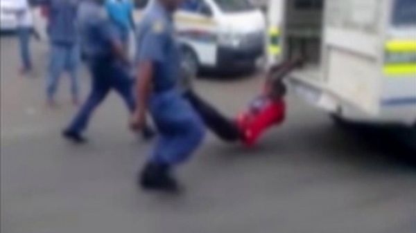 Taksówkarz był "holowany" za złe parkowanie