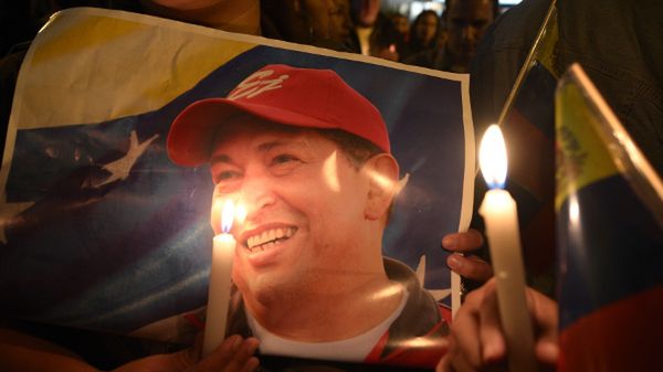 Zwolennicy Chaveza z Ekwadoru zapalają świece