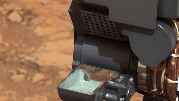 Łazik prowadzi na Czerwonej Planecie analizy próbek skał