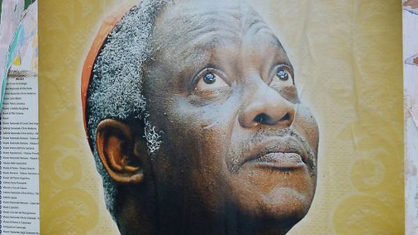 Plakat ze zdjęciem kard. Petera Turksona