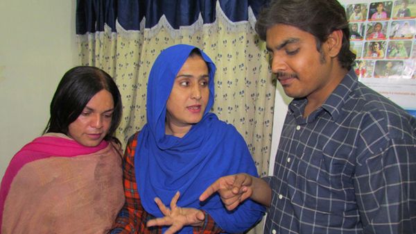 Sanam Fakir (w środku)