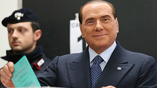 Silvio Berlusconi oddaje głos w wyborach