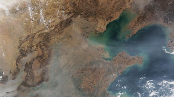 Zdjęcie satelitarne z widocznym smogiem nad częścią Chin