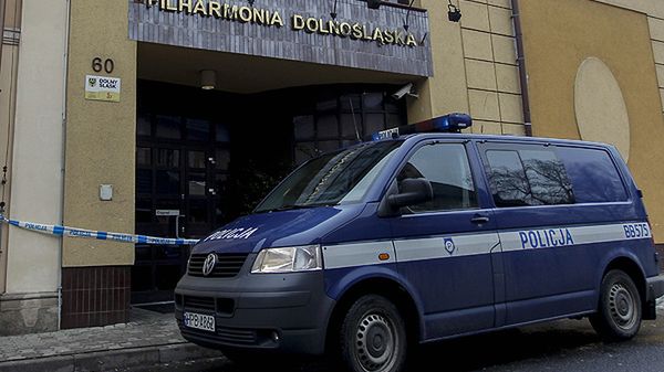 Radiowóz przed budynkiem Filharmonii Dolnośląskiej w Jeleniej Górze