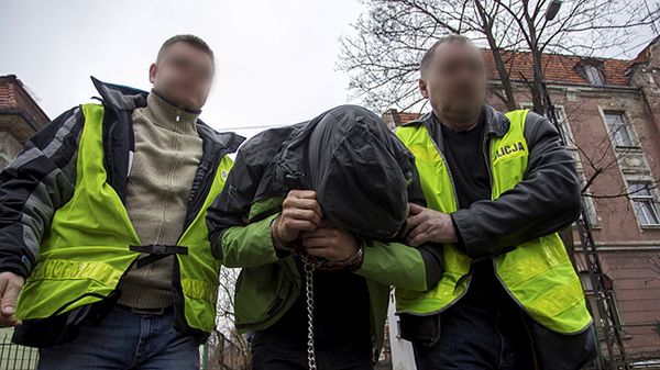 Doprowadzenie Michała M. do prokuratury w Jeleniej Górze