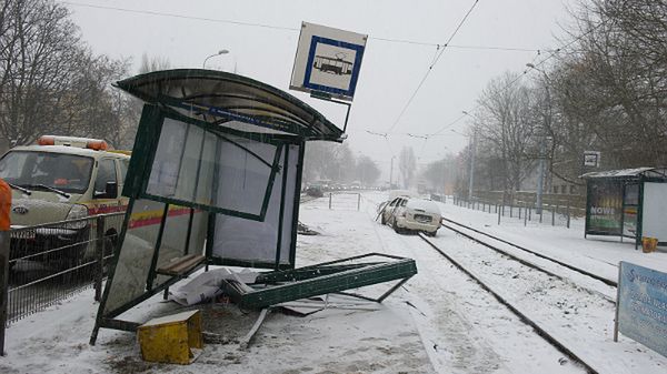 Samochód staranował przystanek w Łodzi
