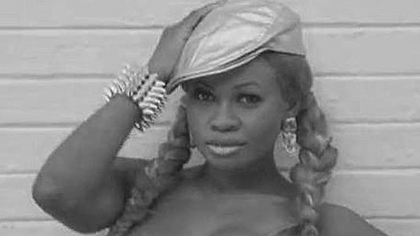 Susan 'Goldie' Harvey. Kadr z teledysku do piosenki "Skibobo".