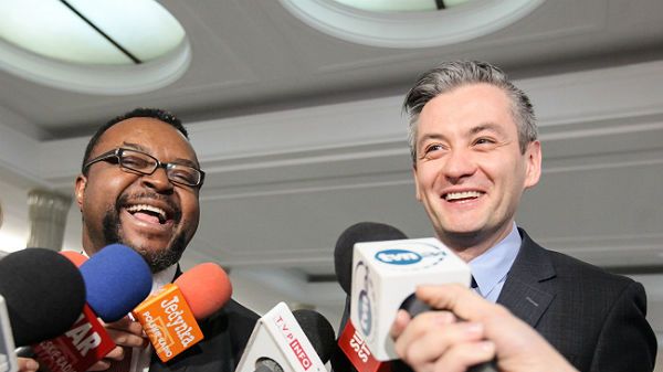 Poseł RP Robert Biedroń i poseł PO John Godson