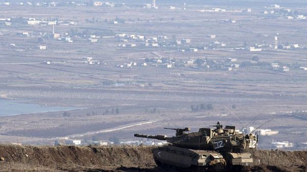 Izraelski czołg na Wzgórzach Golan (widok na wioskę syryjską)