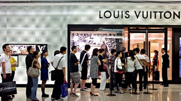 Kolejka przed luksusowym sklepem w Szanghaju