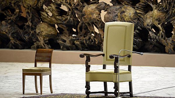 Puste krzesło papieża przed audiencją generalną w Auli Pawła VI