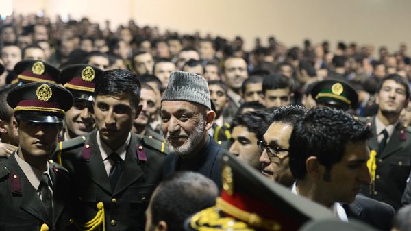 Karzaj między afgańskimi oficerami