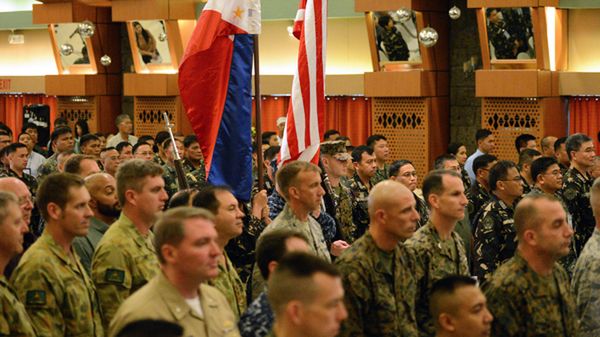 Żołnierze Filipin i USA na inauguracji wspólnych ćwiczeń Balikatan