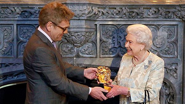 Królowa Elżbieta II odbiera nagrodę