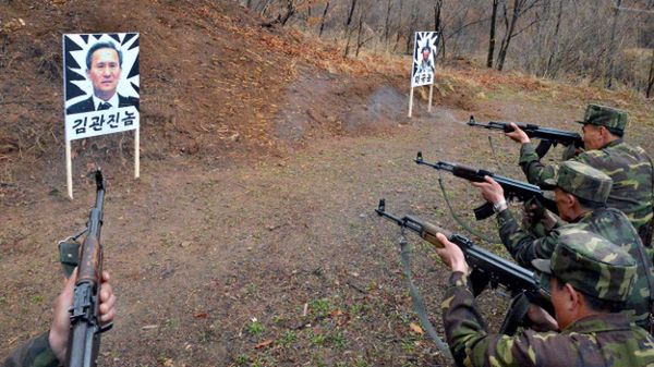 Północnokoreańscy żołnierze celują w tarcze z wizerunkami ministra obrony Korei Płd. oraz amerykańskiego żołnierza