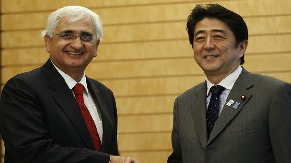 Po prawej premier Japonii - podczas spotkania z ministrem spraw zagranicznych Indii