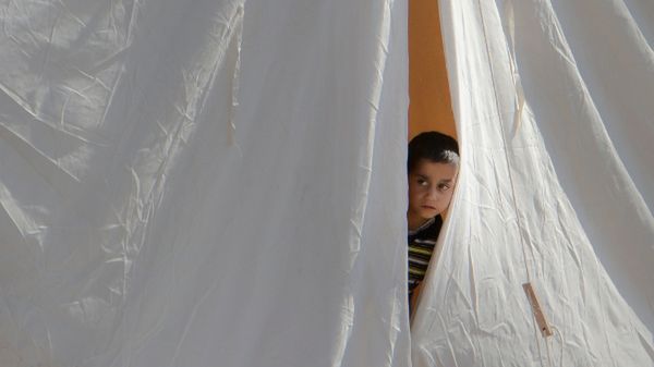 Syryjski chłopiec w obozie dla uchodźców