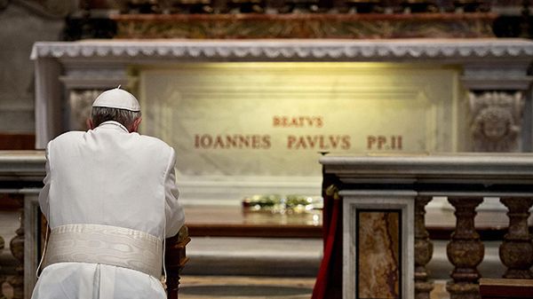 Papież Franciszek modli się przy grobie Jana Pawła II