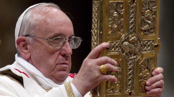 Papież Franciszek podczas mszy Wigilii Paschalnej