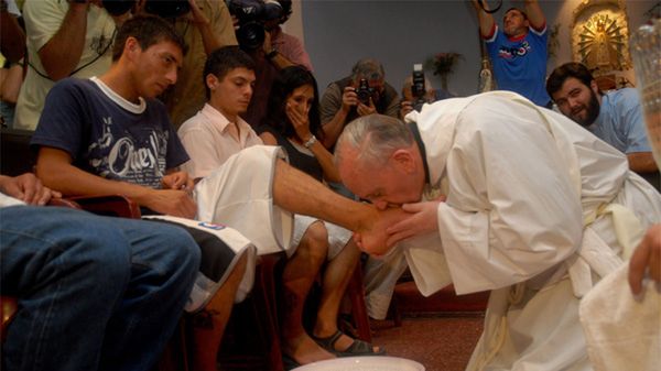 Jorge Bergoglio wśród ubogich i narkomanów w 2008 roku