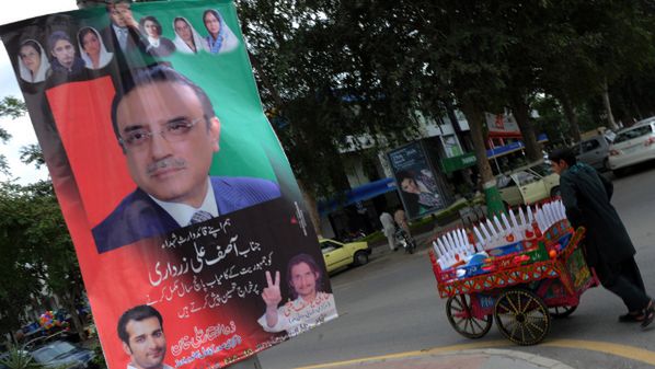 Plakat Asifa Alego Zardariego, obecnego prezydenta Pakistanu