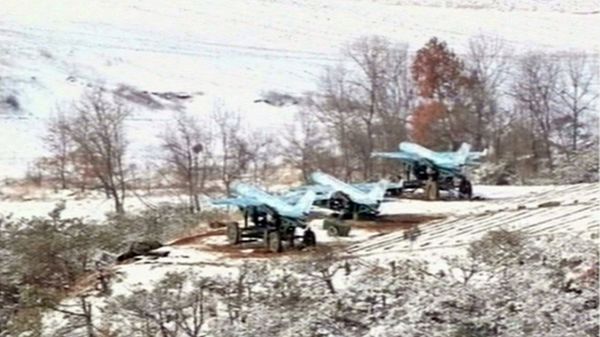 Kadr z północnokoreańskiej telewizji pokazujący domniemane samoloty bezzałogowe