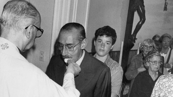 Były argentyński dyktator gen. Jorge Videla przyjmuje komunię w jednej z parafii w Buenos Aires, 1990 r.