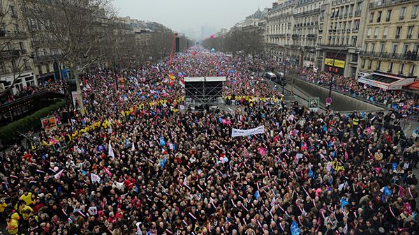 Demonstracja przeciwko małżeństwom gejowskim w Paryżu