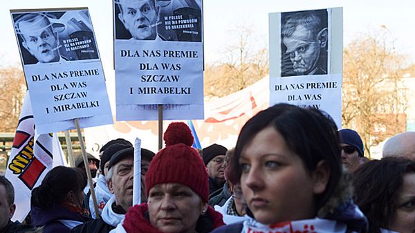 Pikietujący manifestują poparcie dla strajkującego Śląska