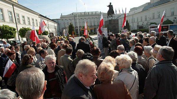 Uczestnicy mszy św. w intencji ofiar katastrofy smoleńskiej przed Pałacem Prezydenckim w Warszawie (zdj. arch.)