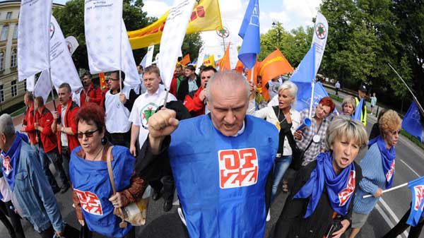 Przewodniczący OPZZ Jan Guz w czasie protestu związków zawodowych przed Pałacem Prezydenckim
